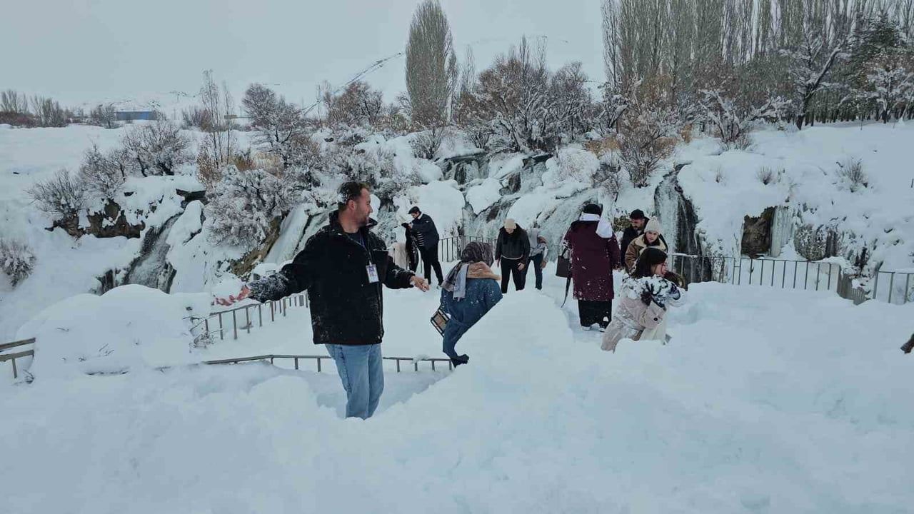Muradiye Şelalesi kış görüntüsüyle ziyaretçi akınına uğruyor