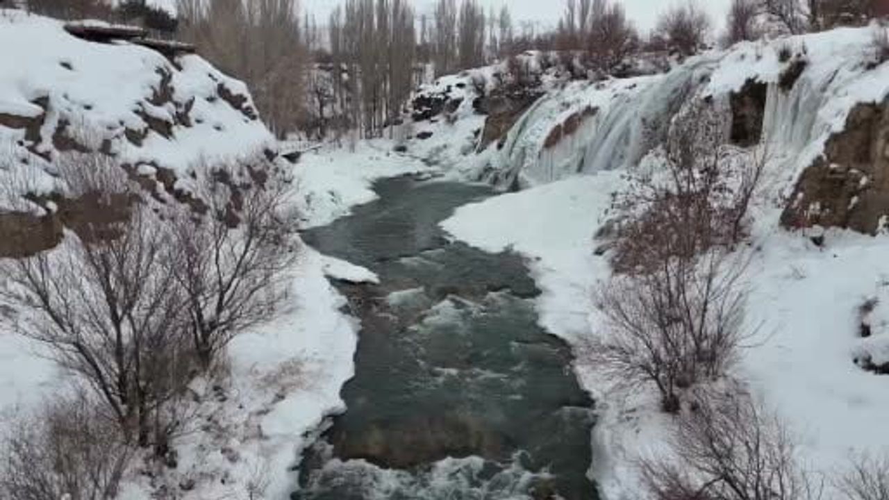 Muradiye Şelalesi kısmen dondu: Eksi 12 derecede kartpostallık kış manzarası