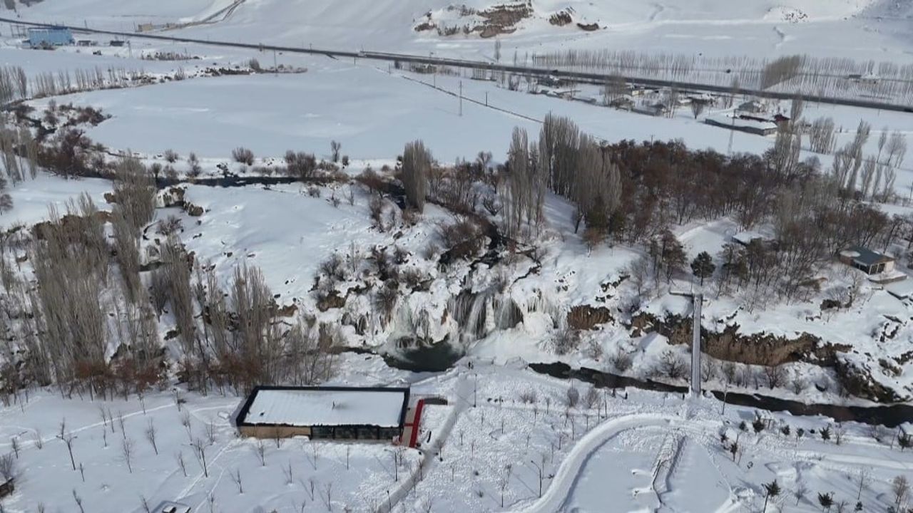 Muradiye Şelalesi kışta dondu: Van'da kartpostallık manzara