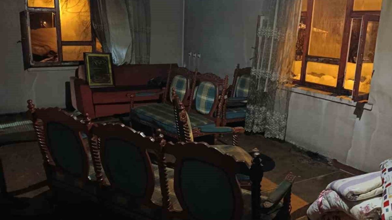 Muradiye Ünseli Mahallesi'nde Ev Yangını: İtfaiye Müdahalesiyle Söndürüldü