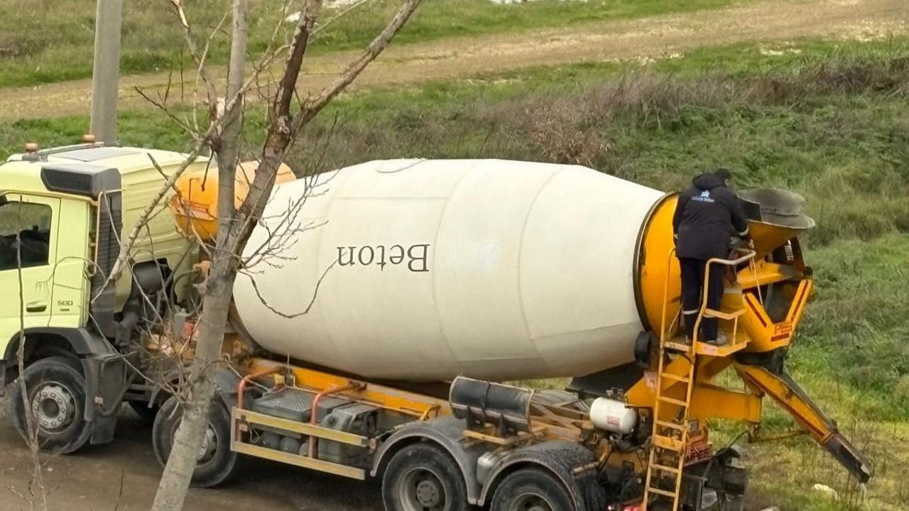 Muratlı'da beton mikseri temizlik amacıyla beton boşalttı; mahalle sakinleri tepki gösterdi