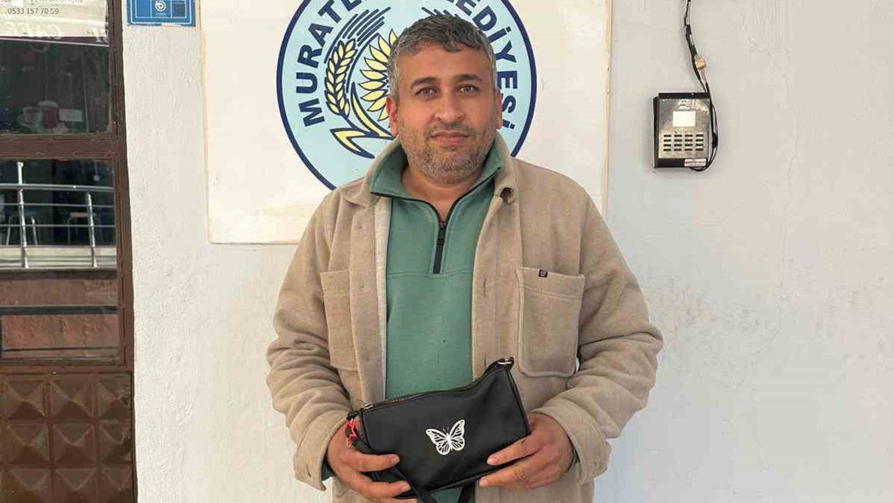 Muratlı'da örnek davranış: Parkta bulunan çanta zabıtaya teslim edildi