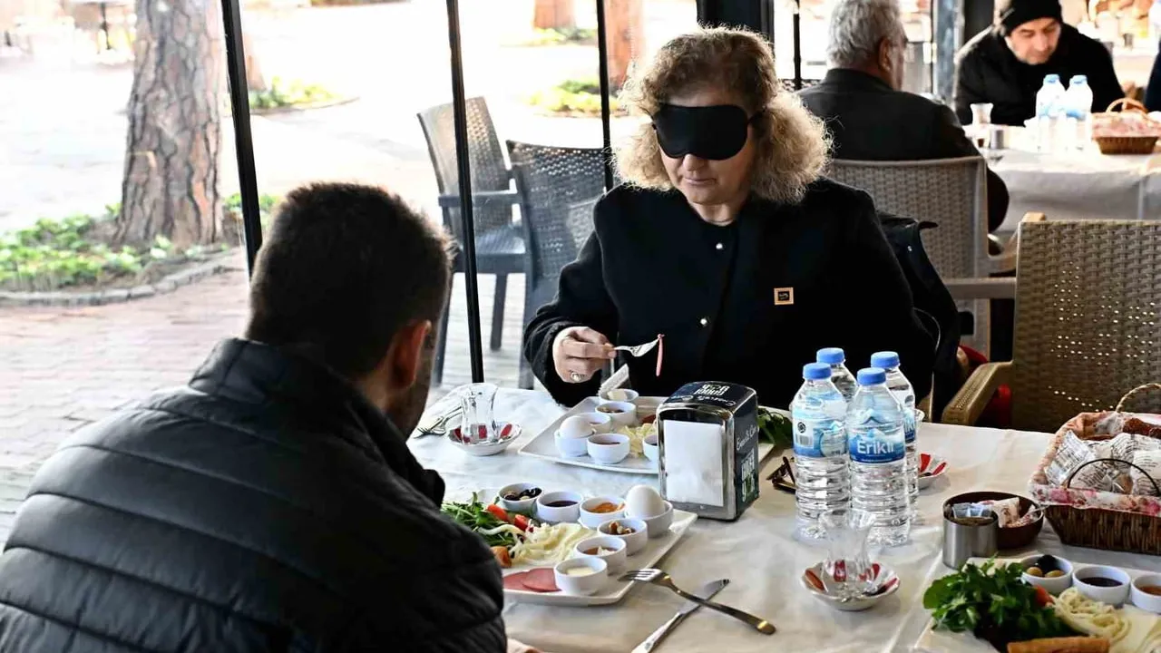 Muratpaşa Belediyesi, Beyaz Baston Haftası'nda Engelsiz Kafe'de Farkındalık Etkinliği