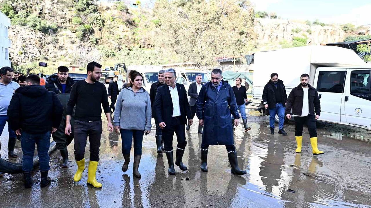 Muratpaşa Ermenek Mahallesi'nde su baskınları: Başkan Uysal teknik aksaklıklara dikkat çekti