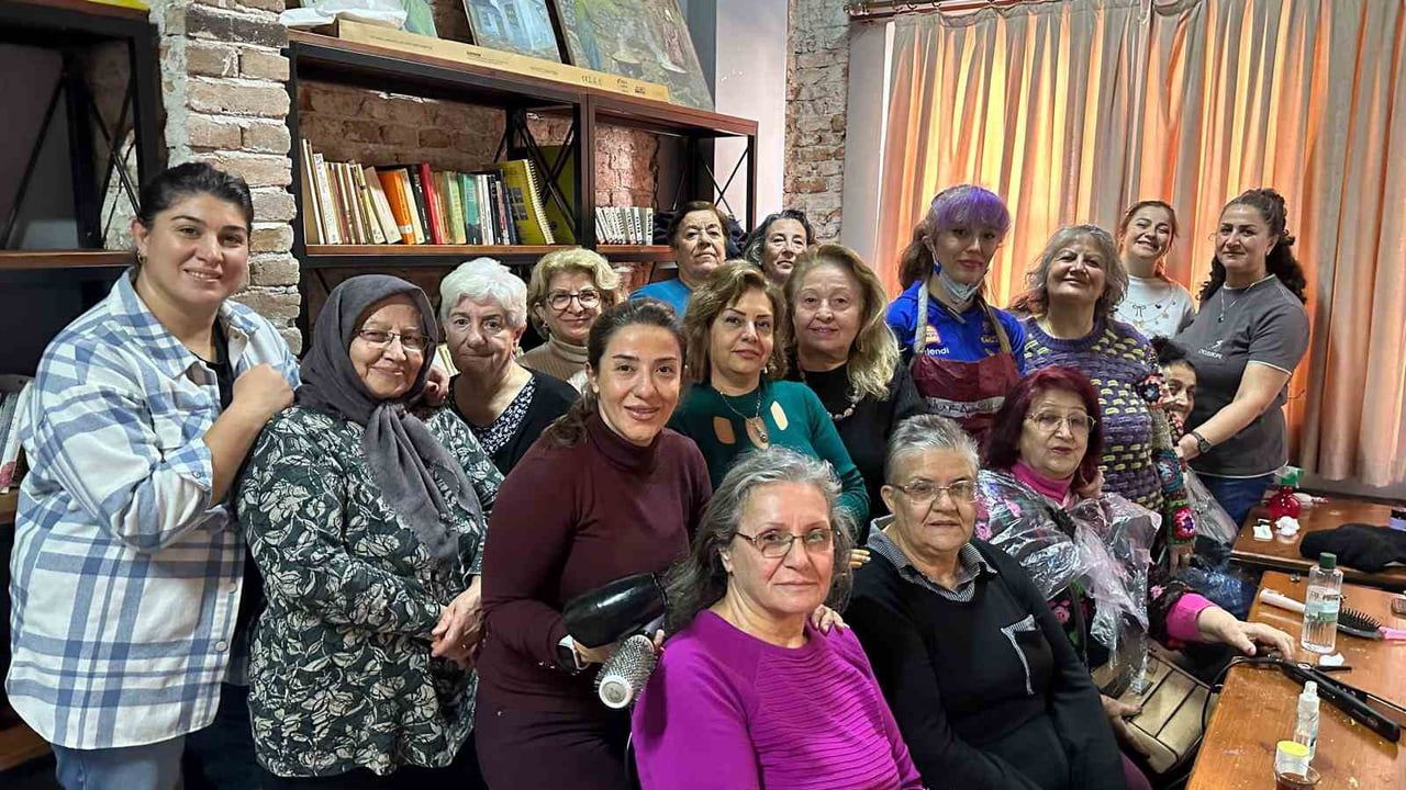 Muratpaşa Yaşlı Evleri'nde gönüllü güzellik uzmanlarından cilt bakımı ve saç kesimi