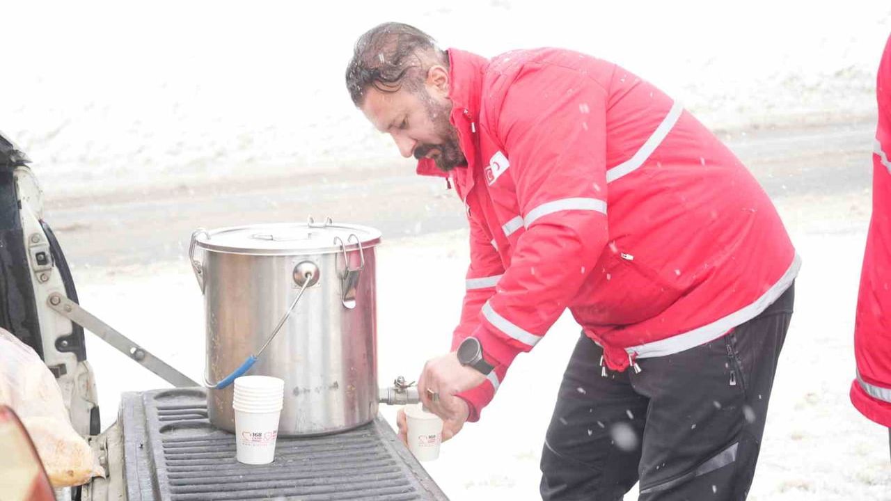 Muş-Bingöl kara yolunda kar engeli: 60 araç ve yaklaşık 140 kişi kurtarıldı