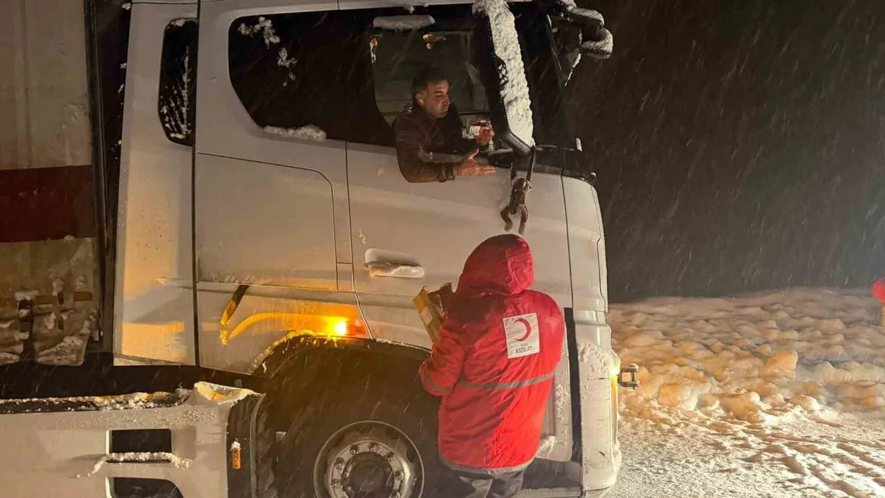 Muş-Bingöl kara yolunda kar ve tipi: Gedik rampasında 80 araçta yaklaşık 180 kişi mahsur kaldı, Kızılay müdahale etti