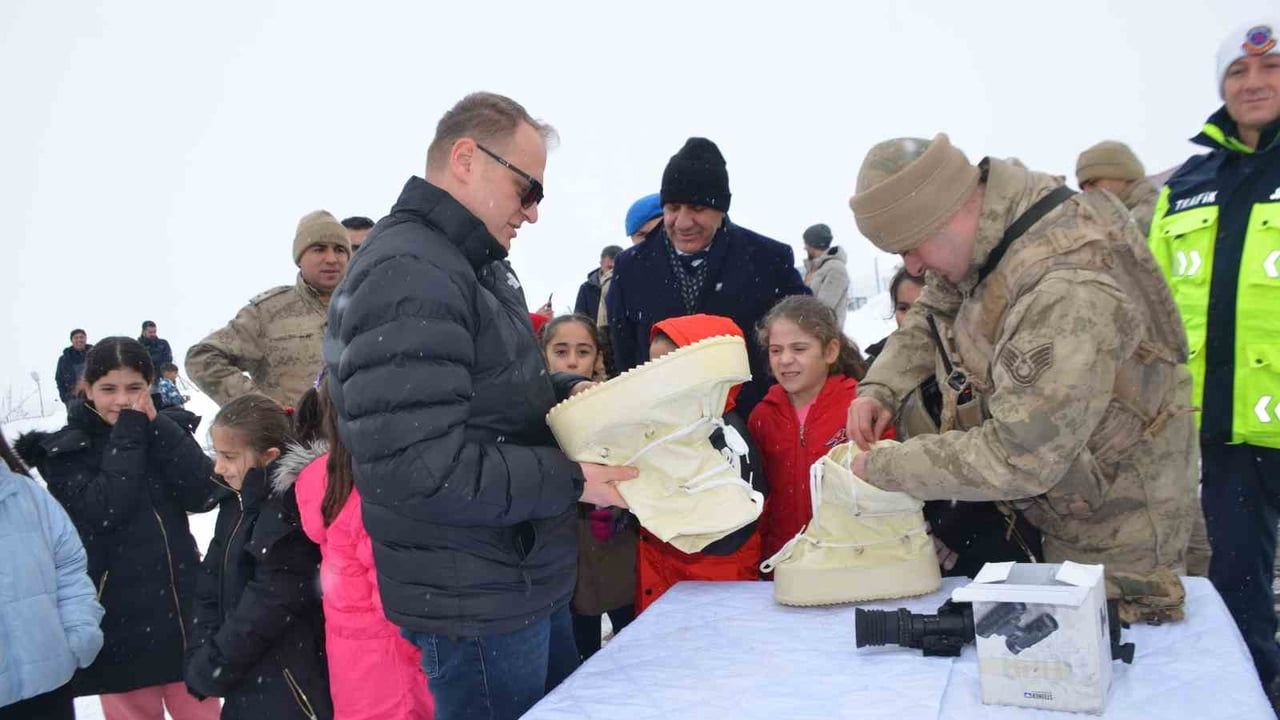 Muş Bulanık'ta Kaymakamlık ve Jandarma'dan Çocuklara Kış Şenliği