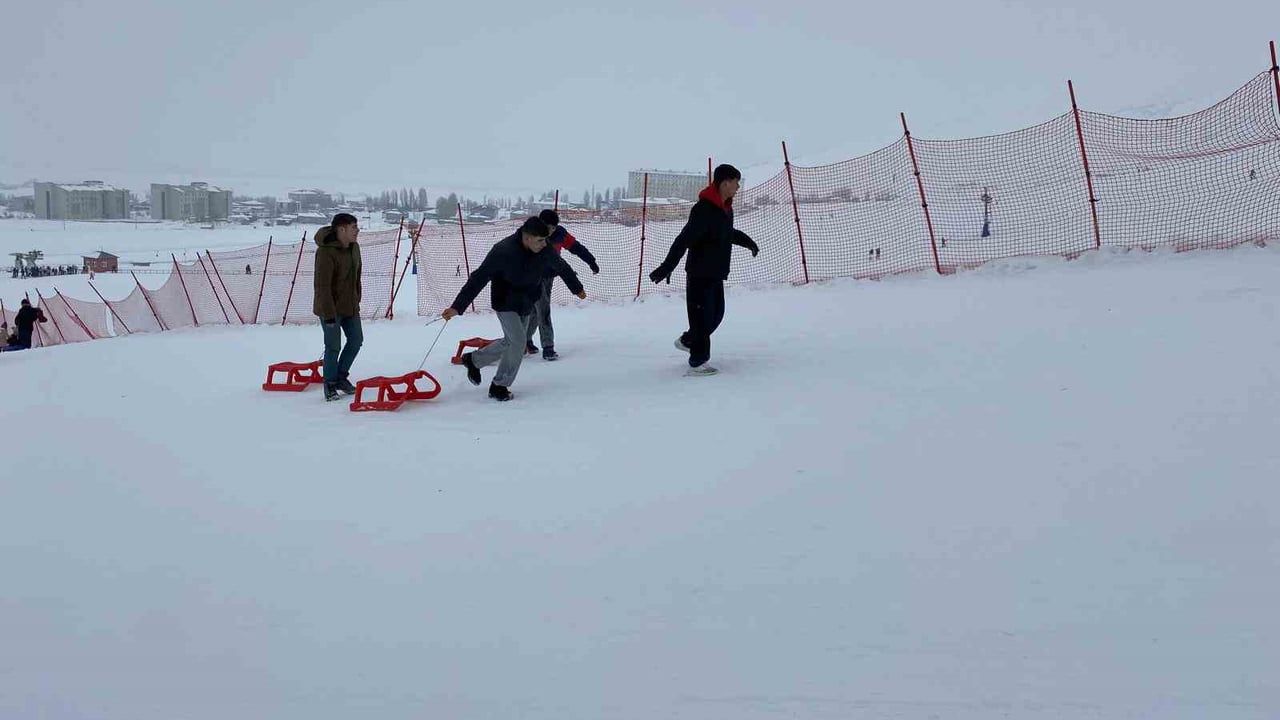 Muş Çocuk Evleri Sitesi çocukları Güzeldağ Kayak Merkezi'nde yarıyıl tatilini değerlendirdi