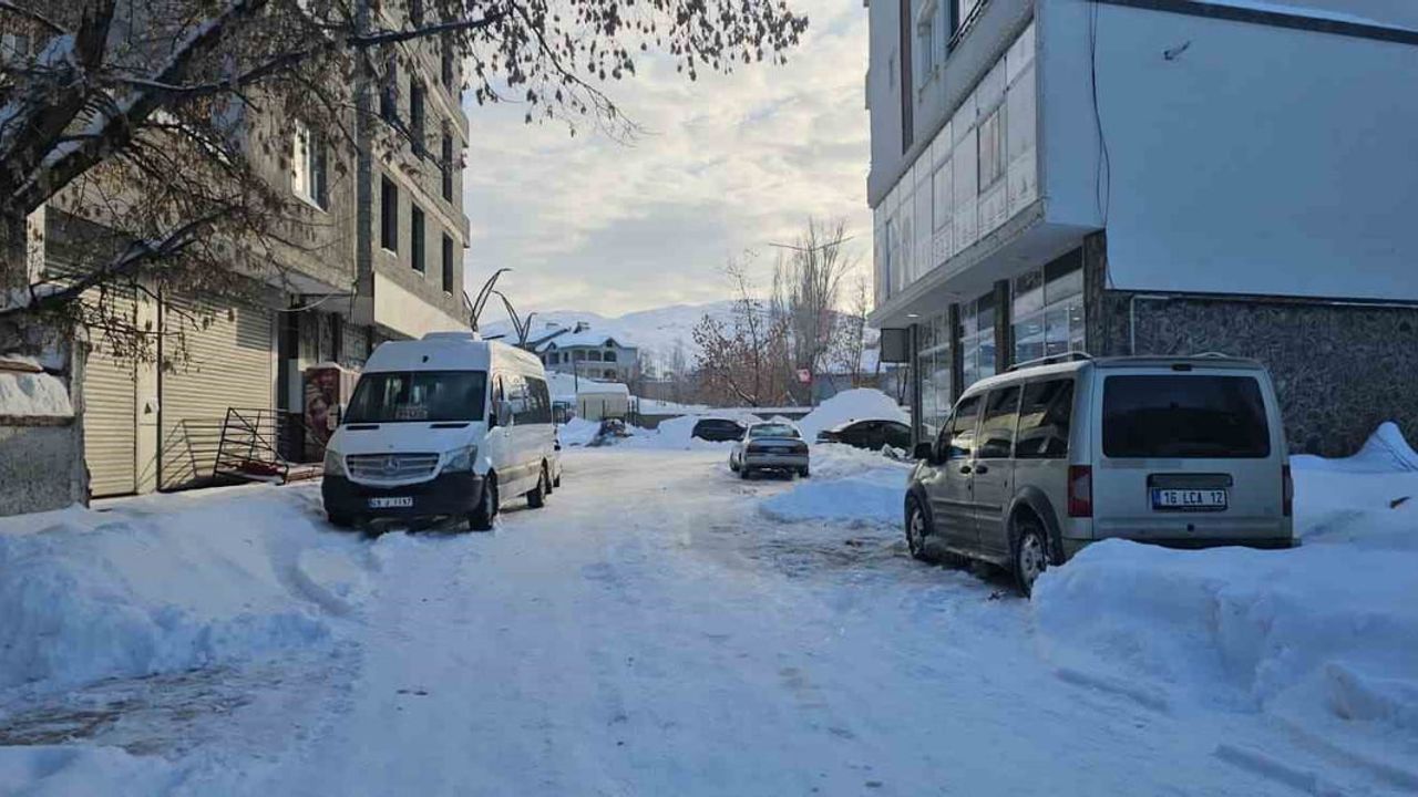 Muş Hasköy’de yoğun kar: İlçe merkezinde araçlar karla kaplandı