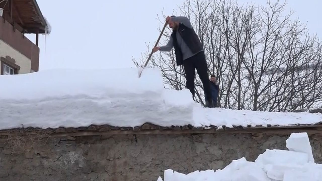 Muş Kale Mahallesi'nde yoğun kar: Tek katlı evlerin çatıları karla kaplandı