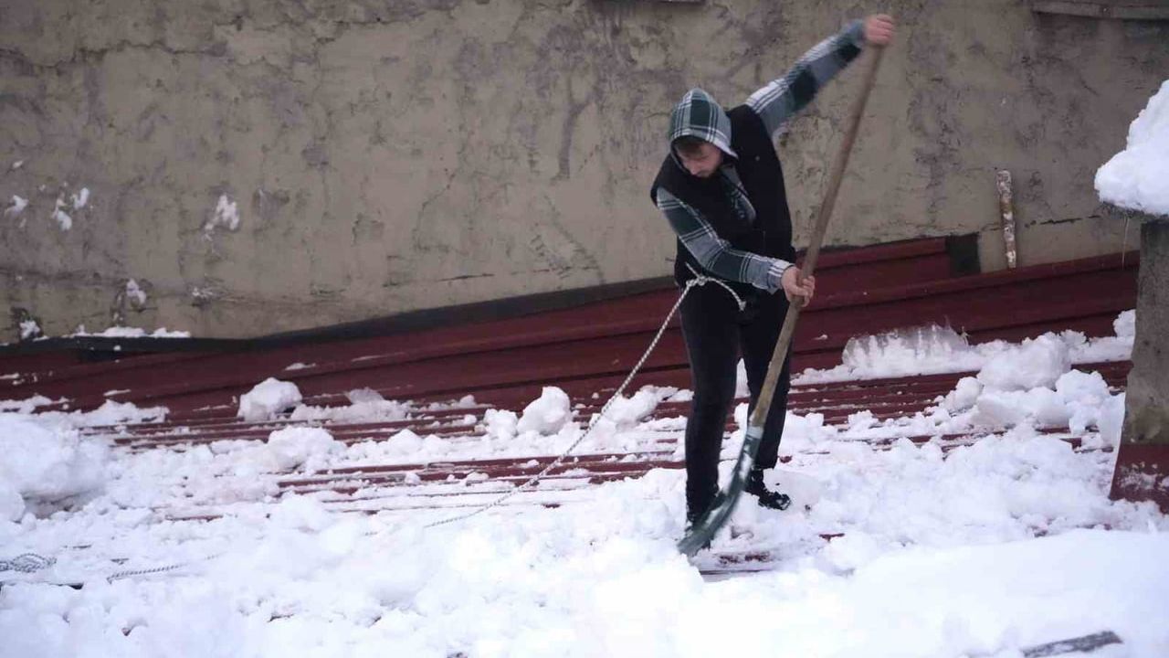 Muş’ta çatı temizleyen işçilerin metrelerce yüksekteki zorlu kış mesaisi