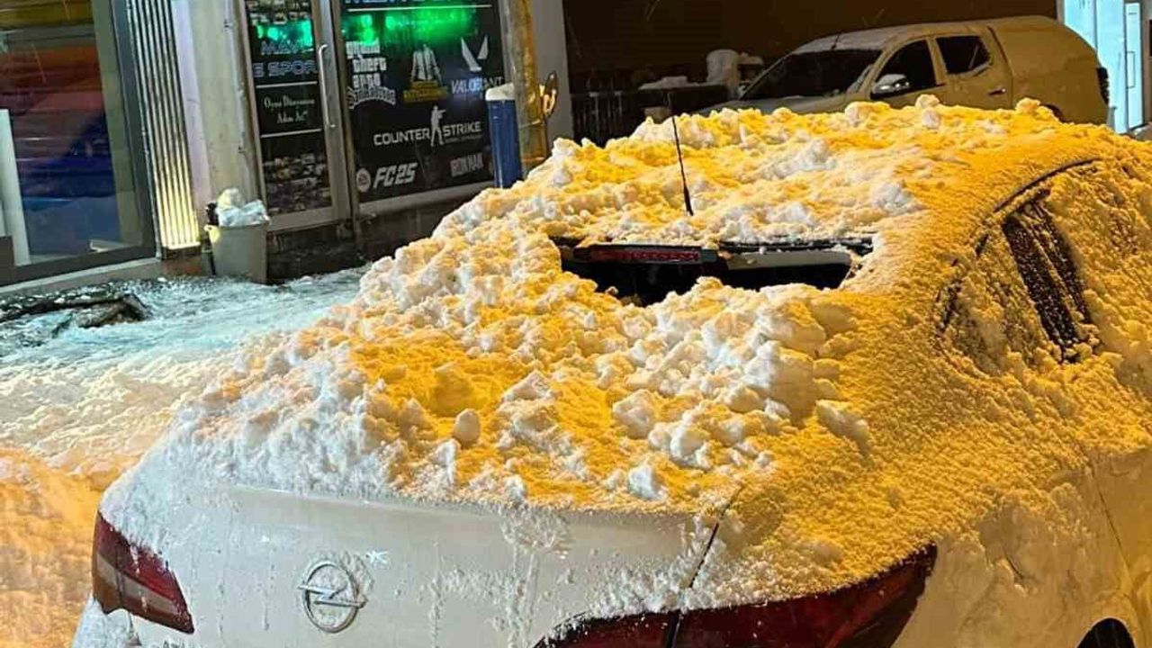 Muş'ta çatıda biriken kar park halindeki otomobile zarar verdi