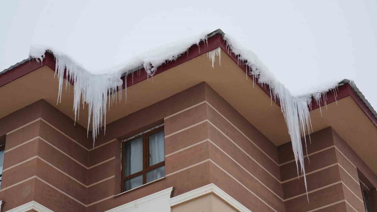 Muş'ta çatılarda metrelerce buz sarkıtı yaya ve araç güvenliğini tehdit ediyor