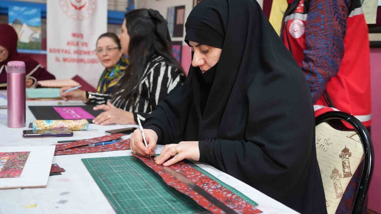 Muş'ta Ebru Kursu, Şehit Yakınları ve Gazilere Sosyal ve Ekonomik Destek Sağlıyor