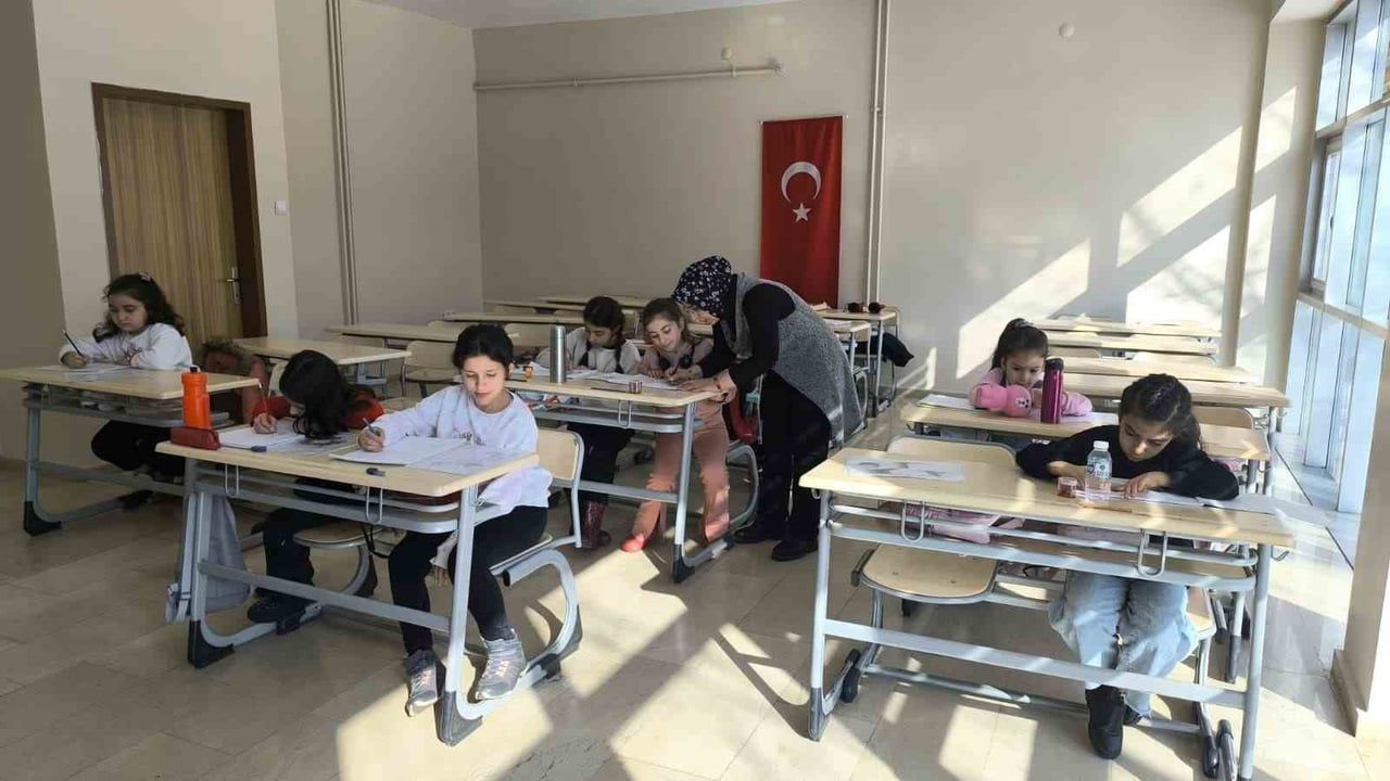 Muş'ta Gençlik Kış Kulübü yarıyıl tatilini sosyal, kültürel ve sportif faaliyetlerle değerlendiriyor