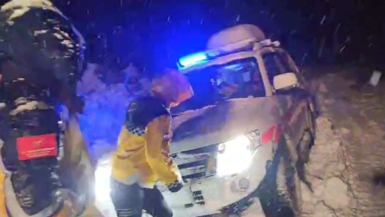 Muş’ta kapanan köy yolunda ambulans kurtarıldı, ateşli çocuğa müdahale edildi