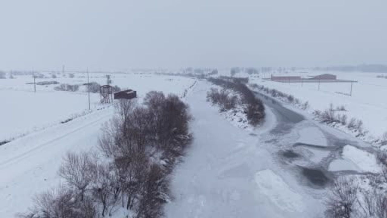 Muş’ta Karasu Nehri Dondu: Gece Sıcaklığı Eksi 20 Dereceye Düştü, Hayvancılık Etkilendi