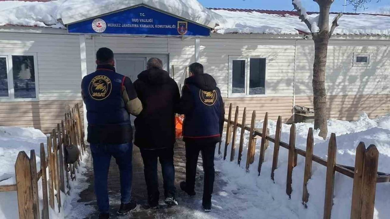 Muş’ta Kesinleşmiş 4 Yıl 2 Ay Hapis Cezası Bulunan Şahıs Yakalandı ve Cezaevine Teslim Edildi