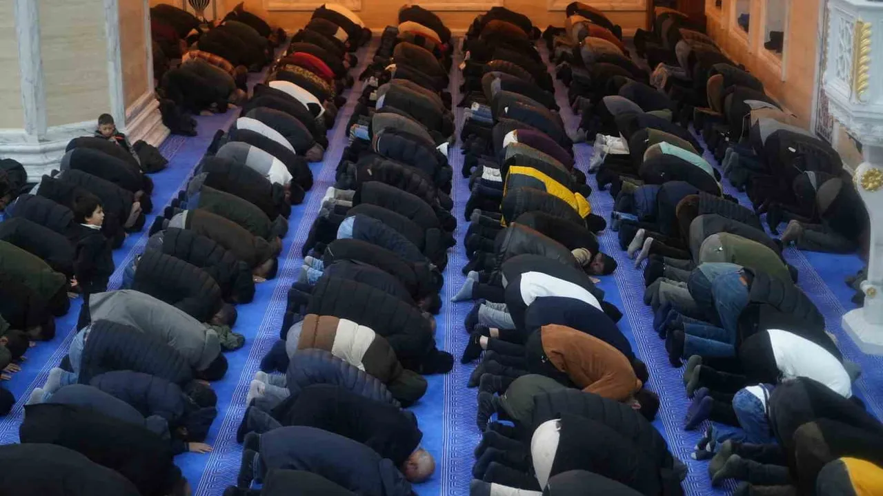 Muş’ta Miraç Kandili camilerde dualarla idrak edildi