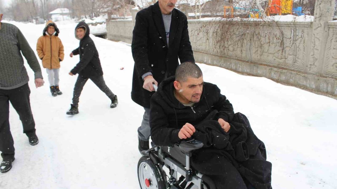 Muş'ta muhtar, engelli gencin annesinin mezarını ziyaret etmesi için akülü sandalye sağladı