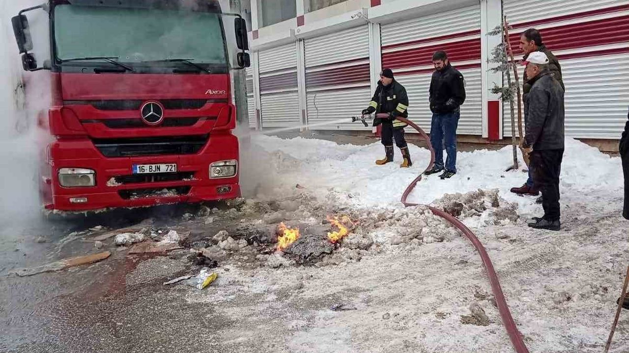 Muş'ta park halindeki tırın motor kısmında yangın itfaiye tarafından söndürüldü