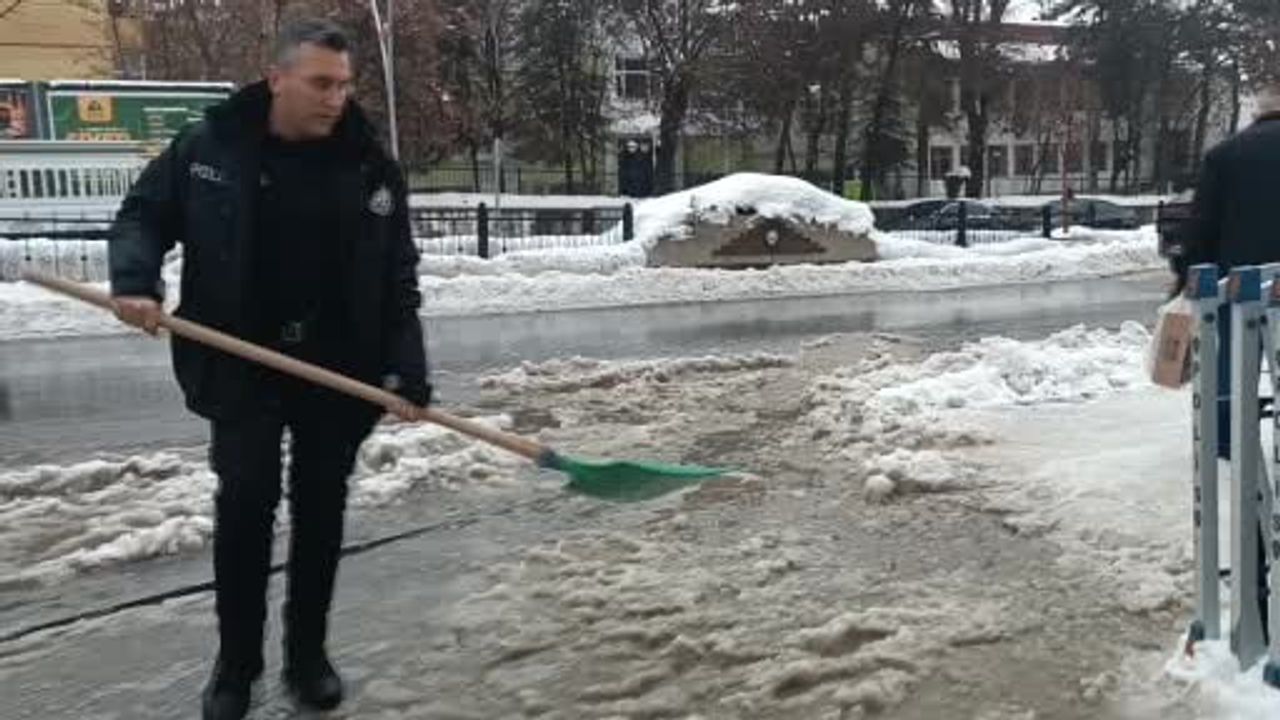 Muş'ta polis memuru kürekle su tahliye ederek caddeden geçişi kolaylaştırdı