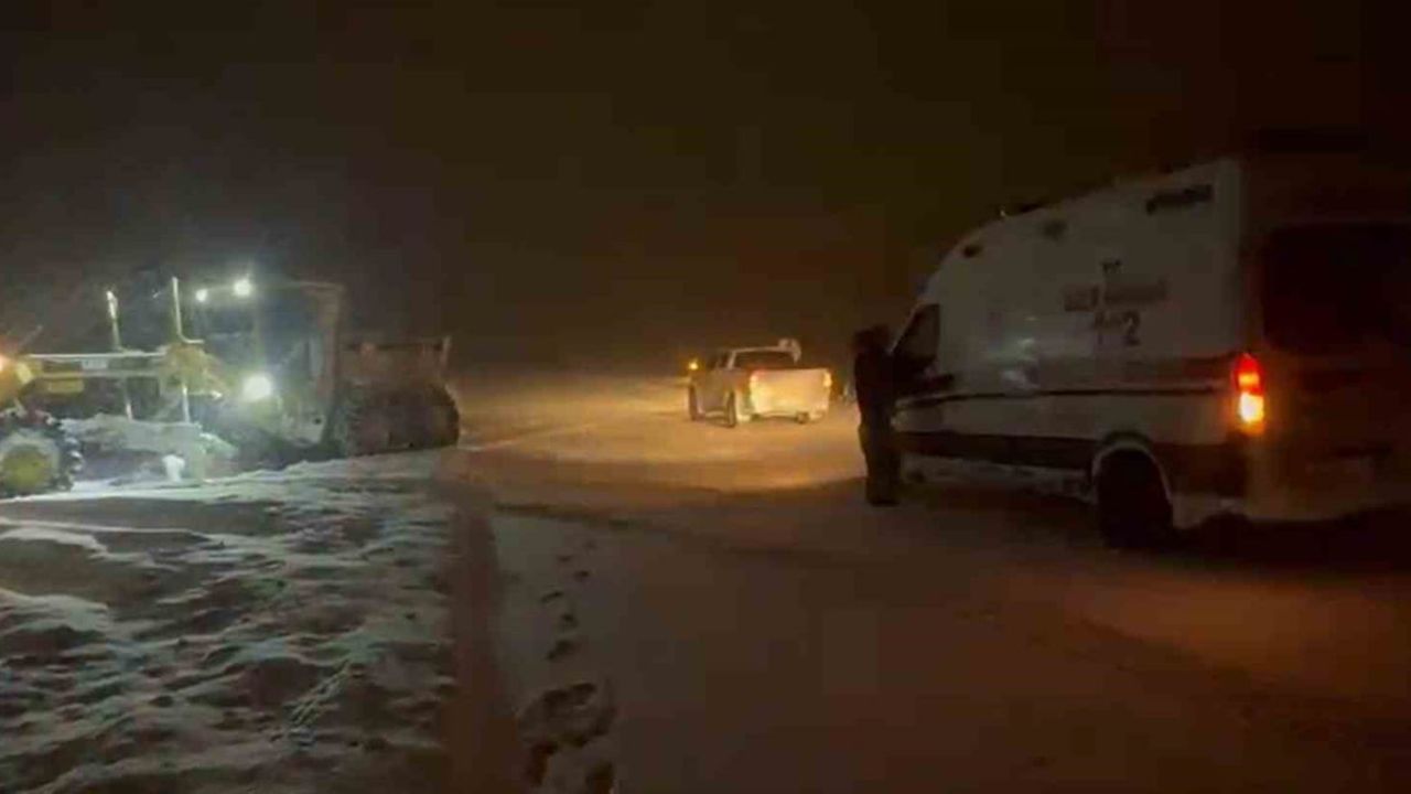 Muş'ta yoğun kar 303 köy yolunu ulaşıma kapattı; ekipler ulaşımı sağlamak için seferber