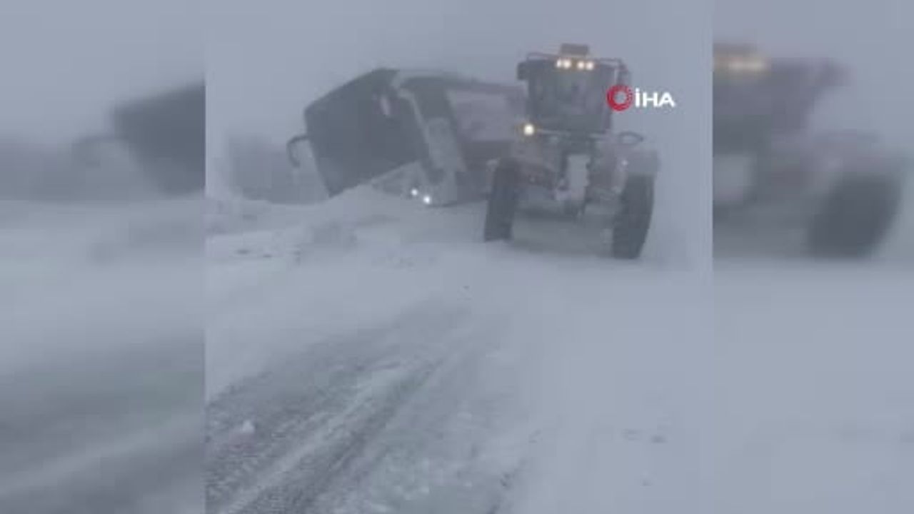 Muş’ta yoğun kar nedeniyle yolcu otobüsü yoldan çıktı; yaralanma yok