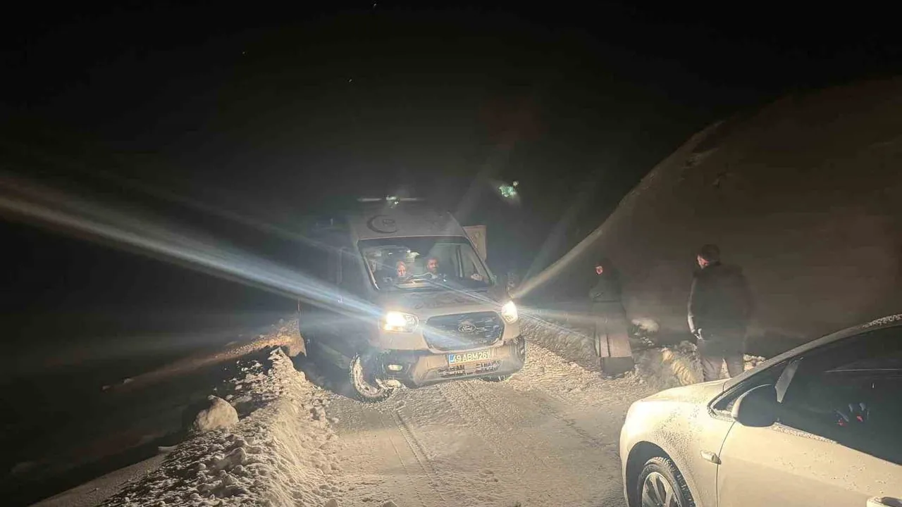 Muş'ta yoğun kar ulaşımı aksattı: 176 köy yolu kapandı, 229 yol günü içinde açıldı