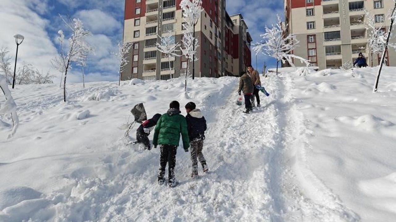 Muş'ta yoğun kar ve çığ riski nedeniyle 13 Ocak Salı günü eğitime ara verildi