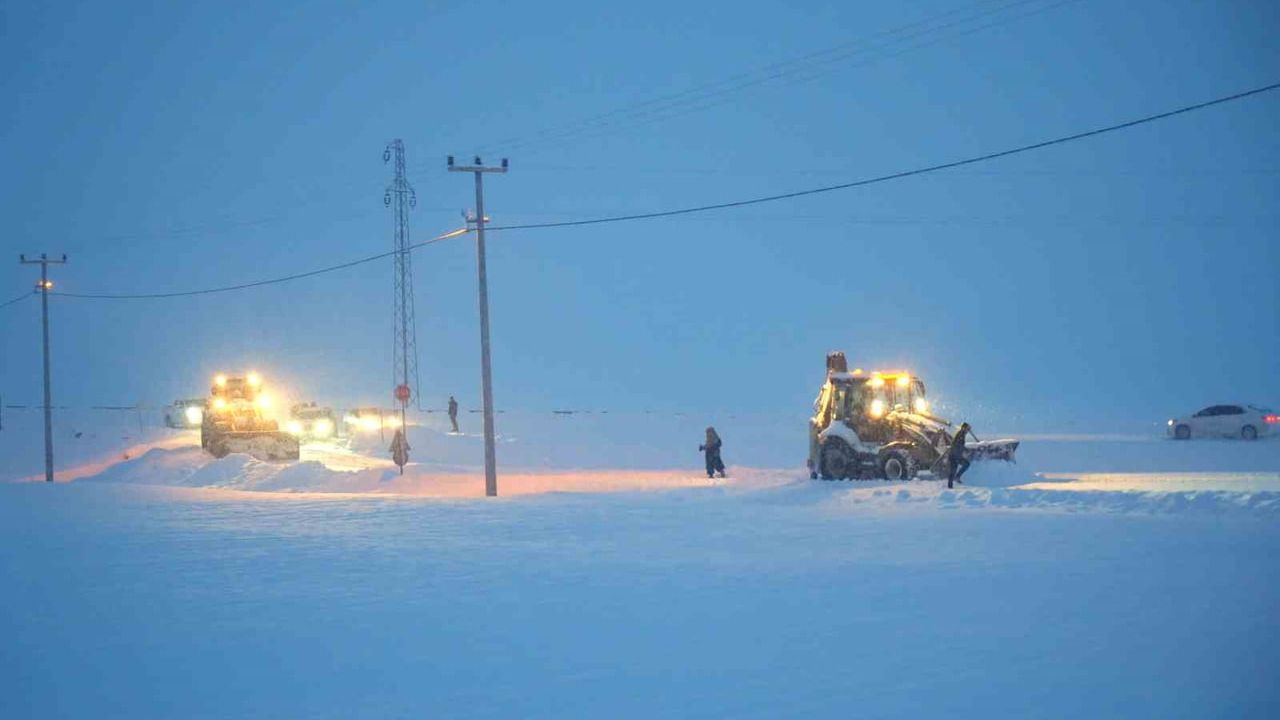 Muş'ta yoğun kar yağışı 121 köy yolunu ulaşıma kapattı