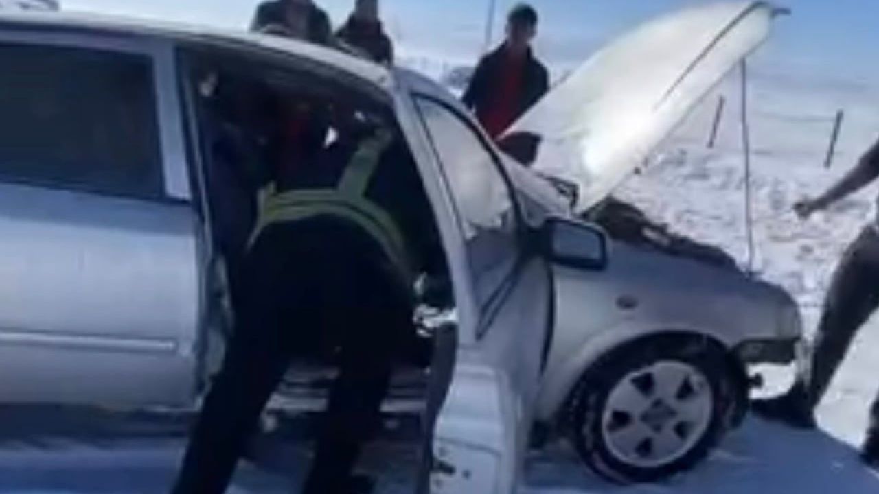 Muş’un Altınova beldesinde seyir halindeyken otomobil alev aldı, araç kullanılamaz hale geldi