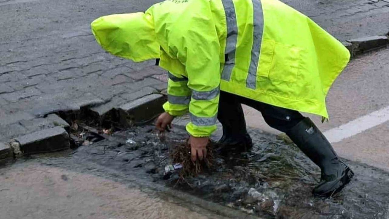 MUSKİ ekipleri Muğla'da sağanak uyarısına karşı mazgal ve dere temizliği yaptı