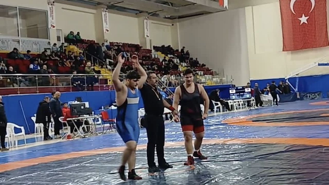 Mustafa Can Düzgün, Isparta Grup Şampiyonası'nda 110 kg'de Türkiye Şampiyonası Vizesi Aldı