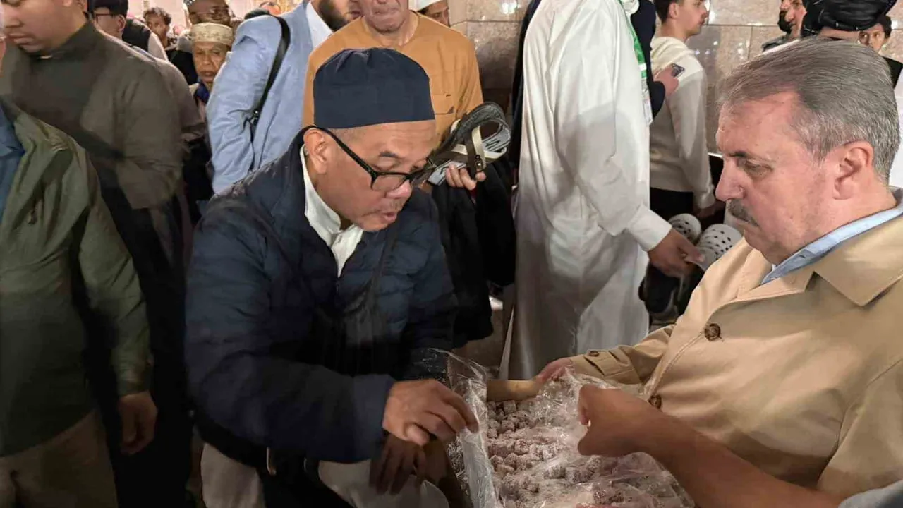 Mustafa Destici Mescid-i Nebevi’de Vatandaşlarla Buluştu, Miraç Kandili'ni Tebrik Etti