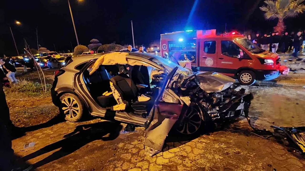 Mustafakemalpaşa'da iki otomobil çarpıştı: 3 kişi ağır yaralandı