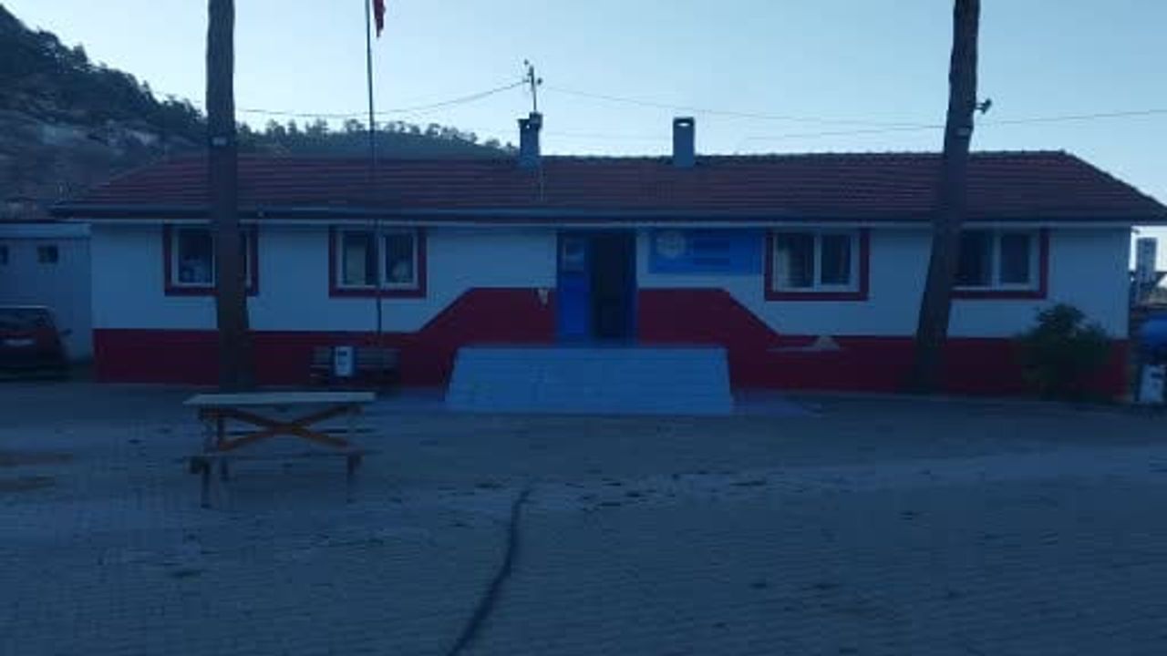 Mut'ta Kürkçü İlkokulu'nda 2 Öğrencinin Karne Heyecanı