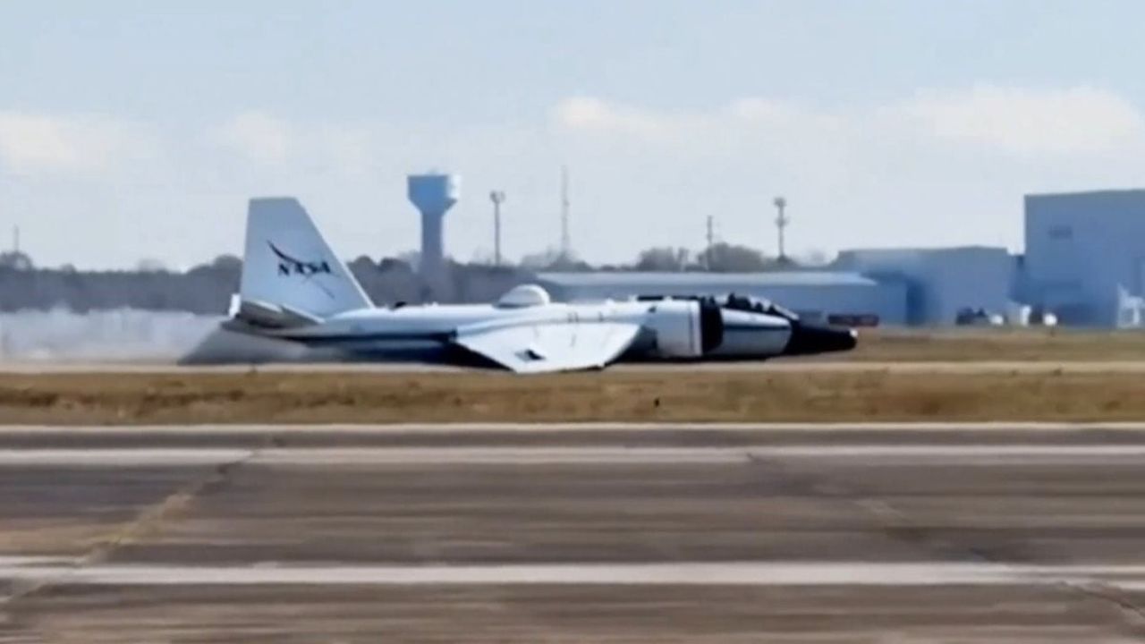 NASA'ya Ait WB-57 Araştırma Uçağı, İniş Takımı Arızası Nedeniyle Gövde Üzerine İndi