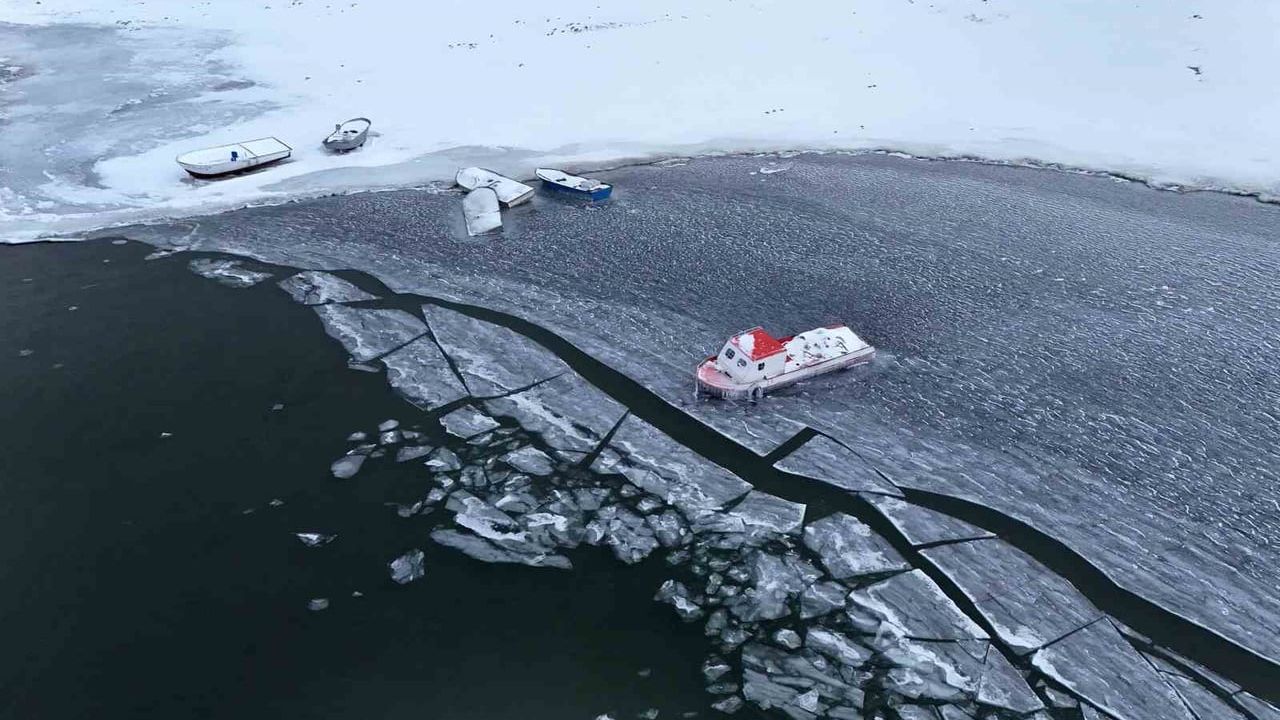Nazik Gölü kısmen buz tuttu: Balıkçı tekneleri donan gölde kaldı