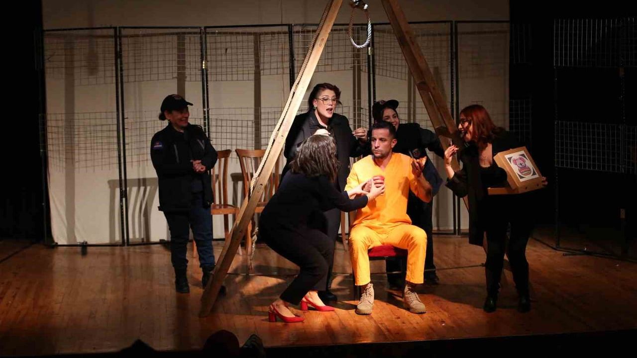 Nazilli HEM tiyatro topluluğunun 'Hepimiz Mahkumuz' oyunu yoğun ilgi gördü