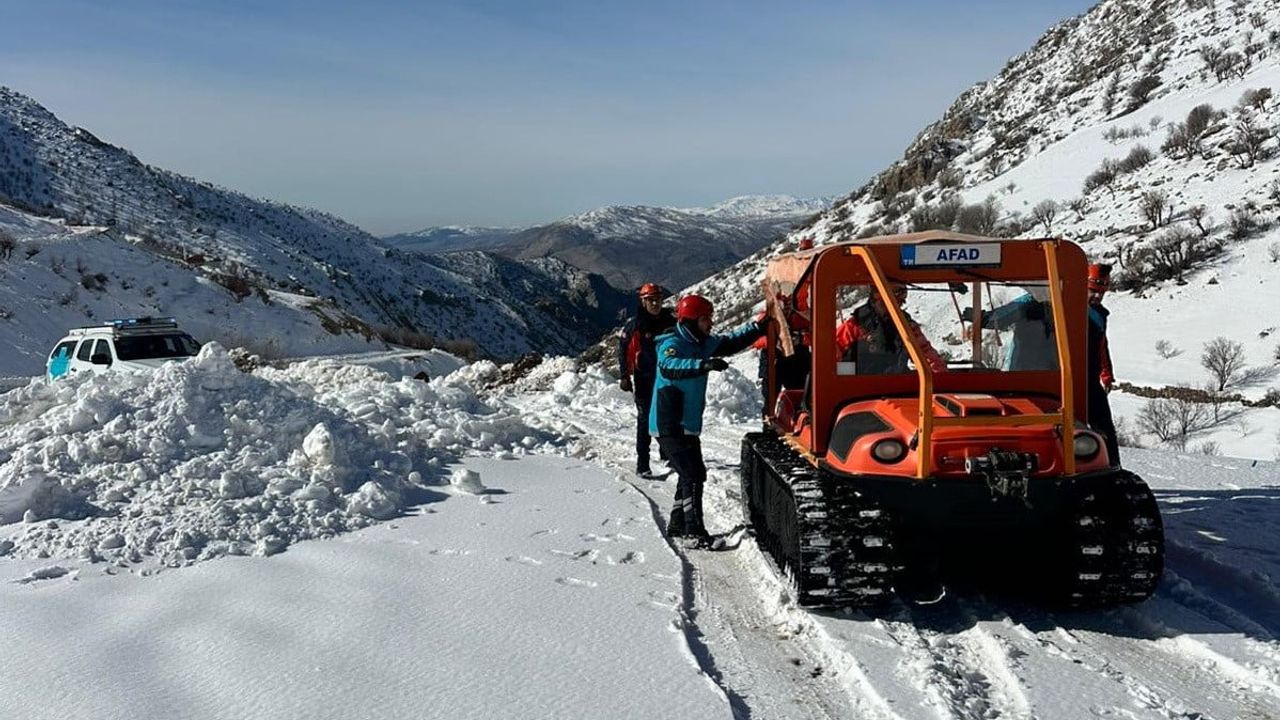 Nemrut Dağı eteklerinde mahsur kalan hasta paletli araçla kurtarıldı