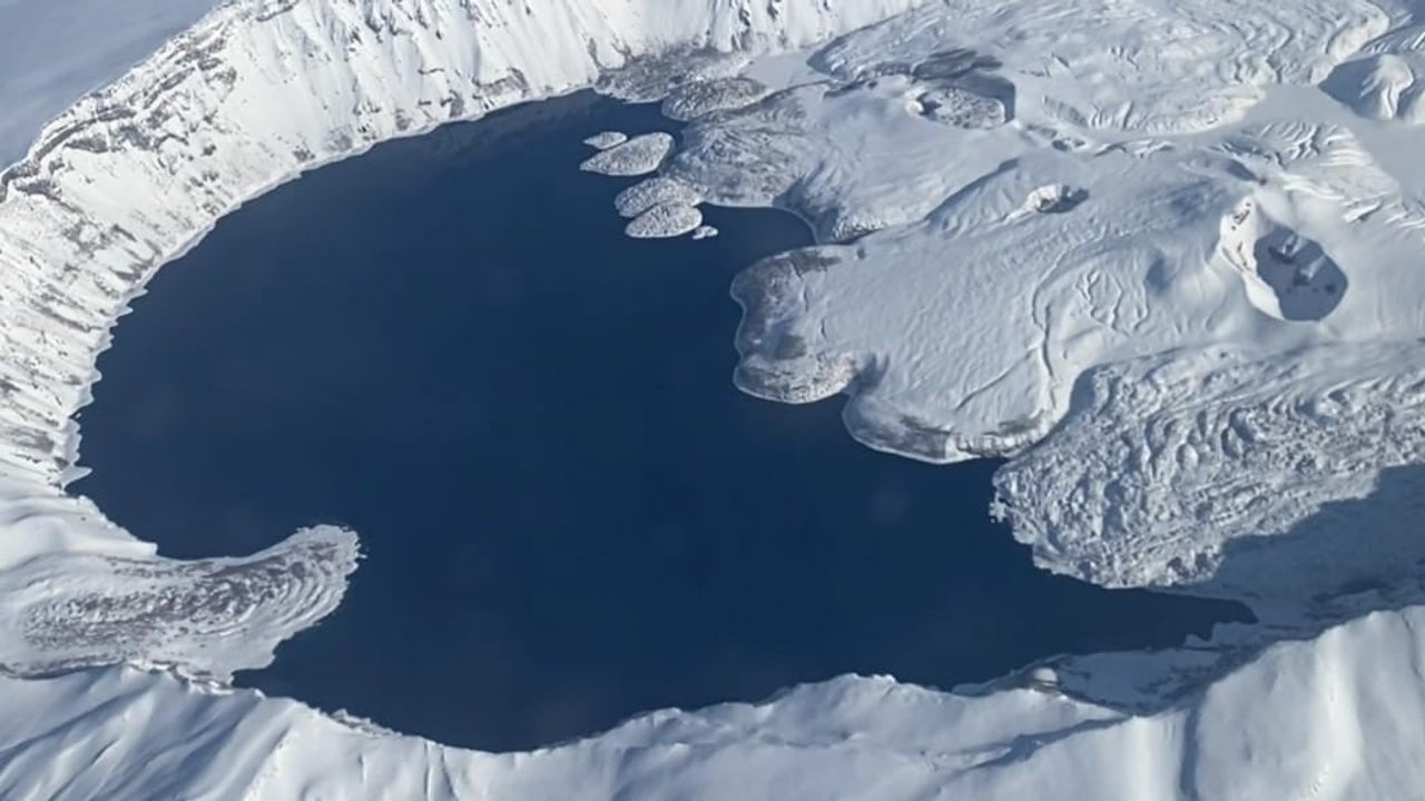 Nemrut Krater Gölü'nün Kış Görüntüleri Uçaktan Kaydedildi