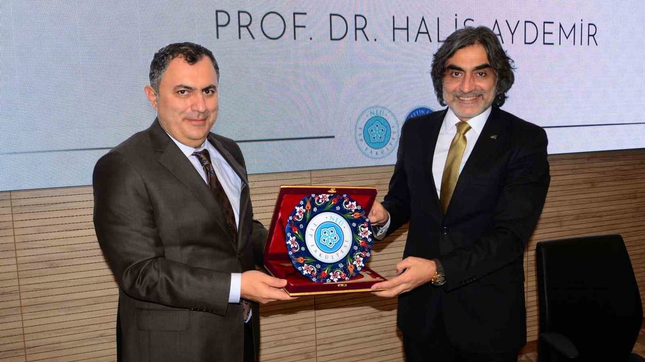 NEÜ’de "Modern Dünyada Duruş Sahibi Olmak" konferansı — Prof. Dr. Halis Aydemir irade ve sorumluluğu vurguladı