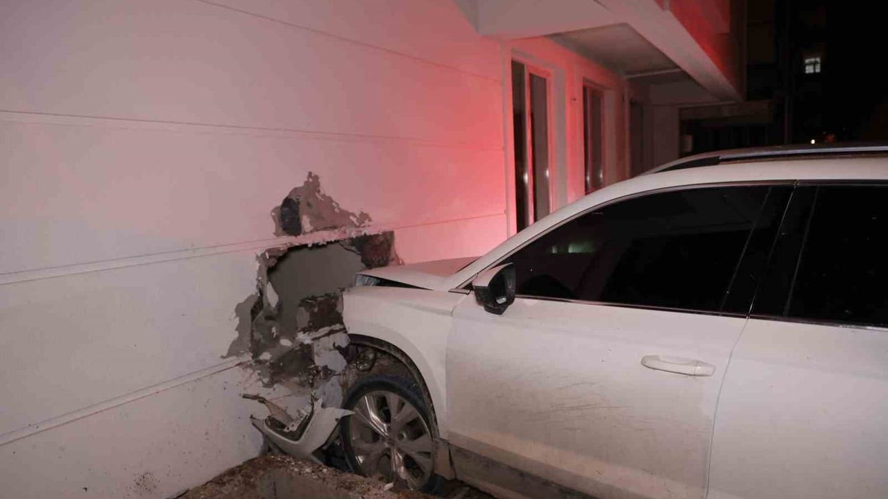 Nevşehir'de 'Dur' ihtarına uymayan sürücü evin duvarına çarparak durdu