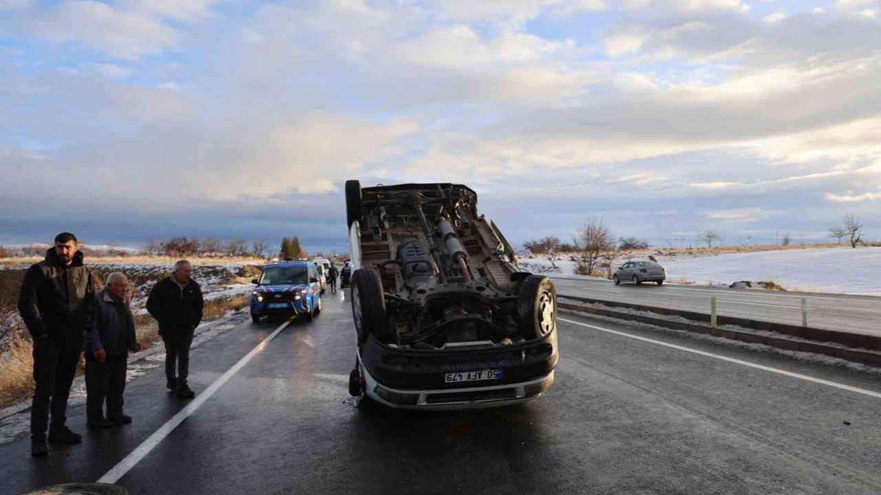 Nevşehir Ürgüp Karayolu'nda minibüs kontrolden çıktı, sürücü yaralandı
