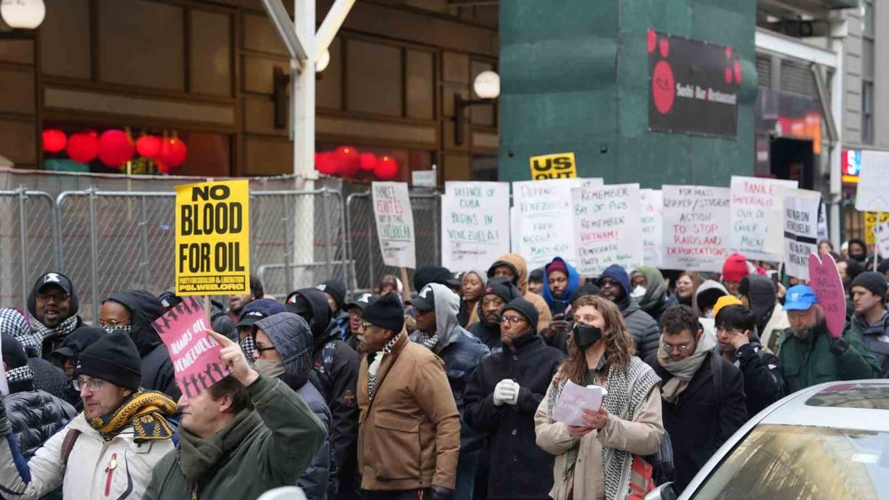 New York’ta Times Meydanı’nda binlerce kişi Venezuela’ya askeri müdahaleyi protesto etti