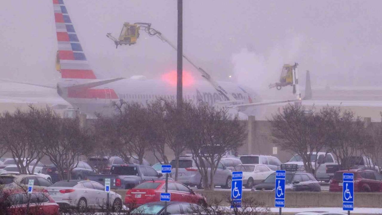 New York'ta üç kişinin soğuk nedeniyle öldüğü değerlendiriliyor; fırtına ülke genelinde geniş çaplı kesintilere yol açtı