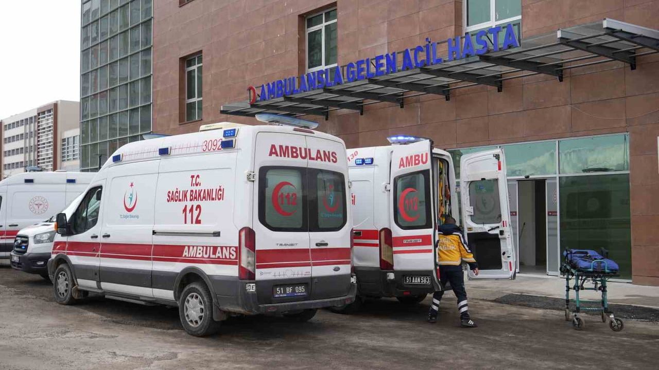 Niğde Çiftlik'te İki Otomobil Çarpıştı: 6 Kişi Yaralandı