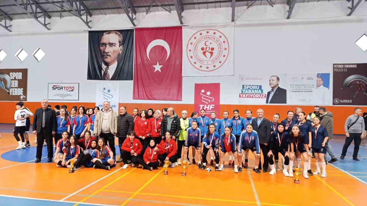Niğde'de 2025-2026 Okul Sporları: Genç Kızlar Futsal Müsabakalarında 15 Temmuz Şehitleri Spor Lisesi şampiyon